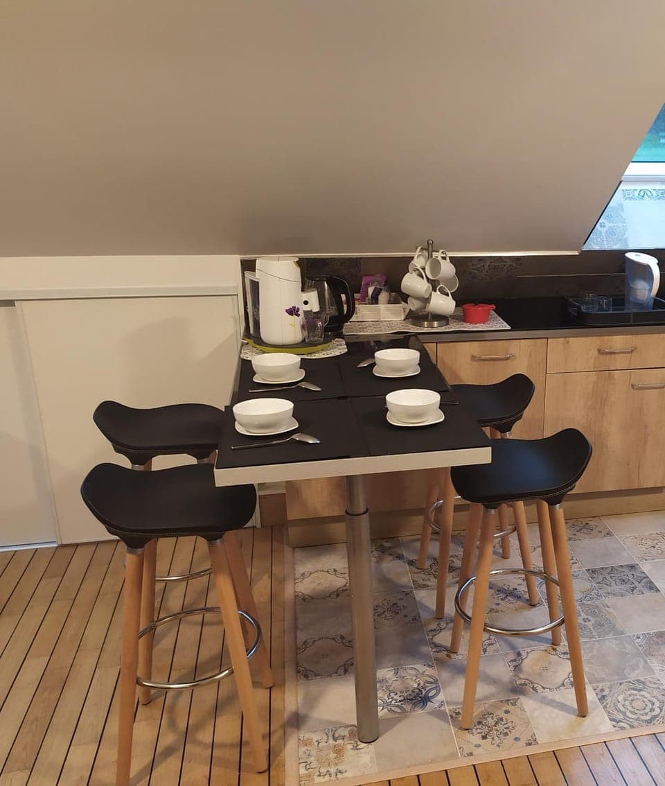 Kitchen or kitchenette, Dining area