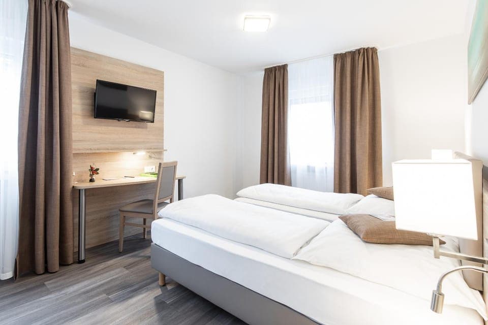 Bed, TV and multimedia, Photo of the whole room, Bedroom