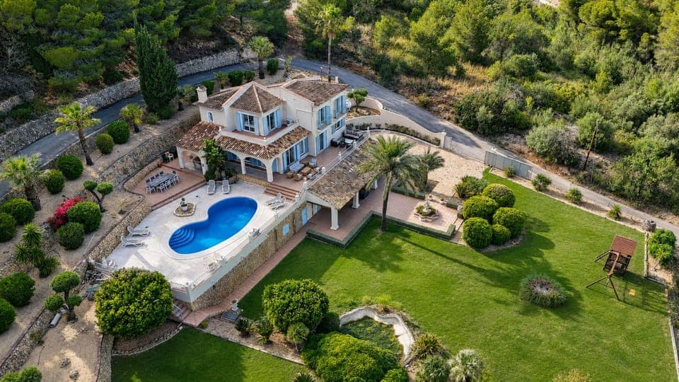 Property building, Facade/entrance, Garden, Swimming pool