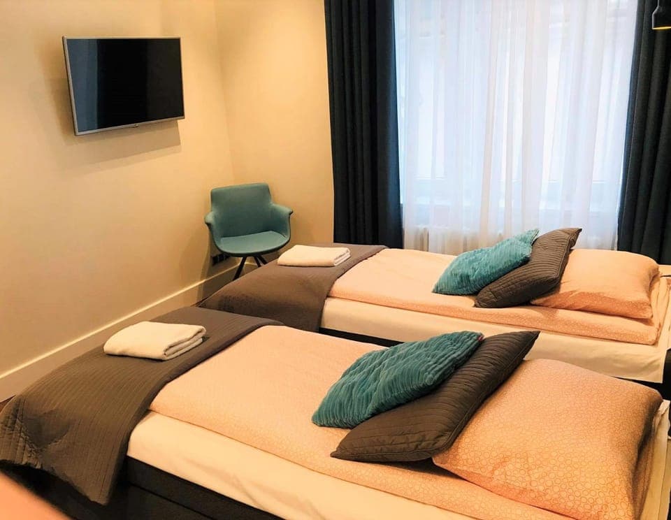 Bed, TV and multimedia, Bedroom