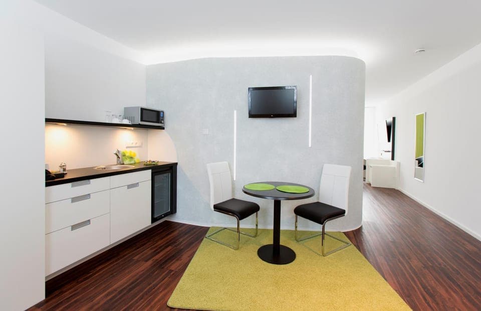 Kitchen or kitchenette, Seating area