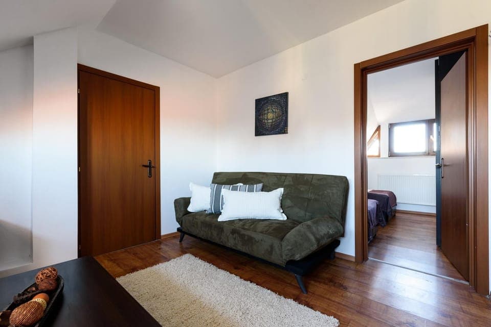 TV and multimedia, Living room, Photo of the whole room, Seating area, Dining area