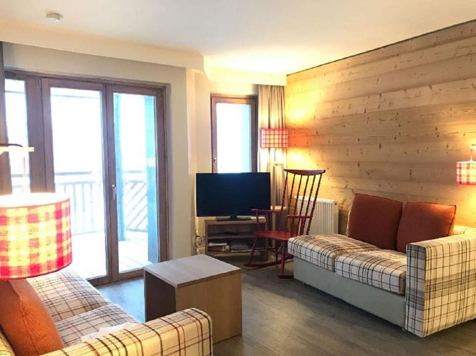 Bed, TV and multimedia, Living room