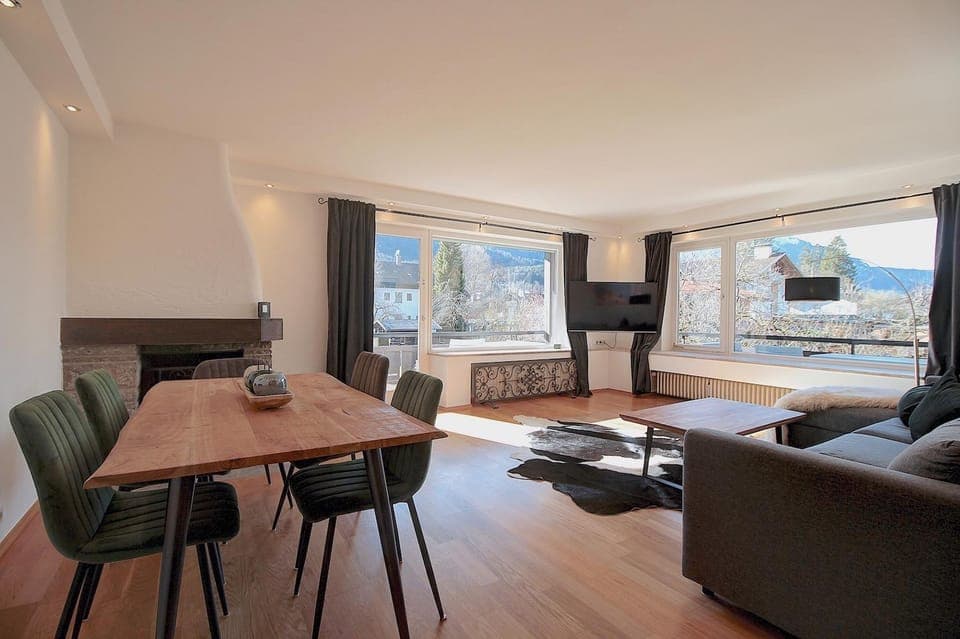 Living room, Seating area, Dining area