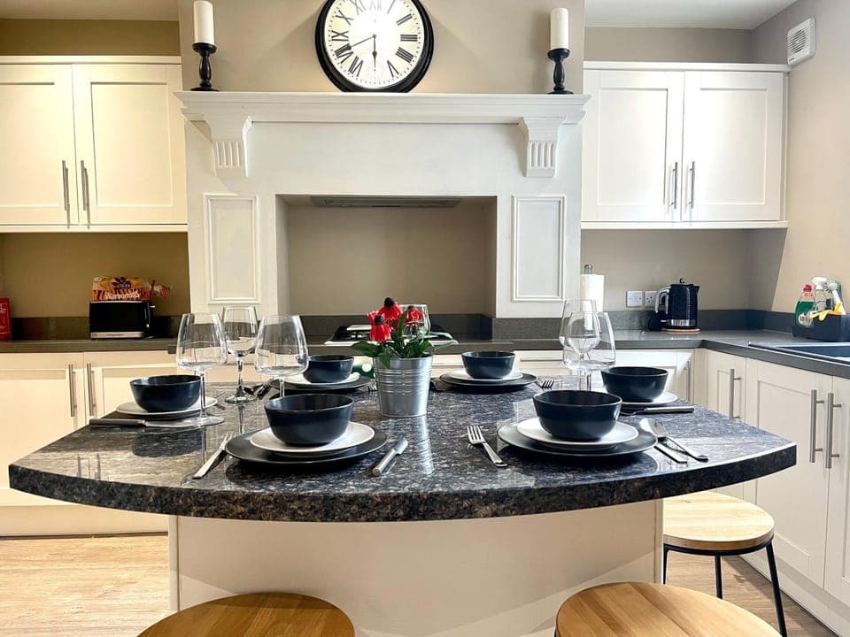 Kitchen or kitchenette, Dining area