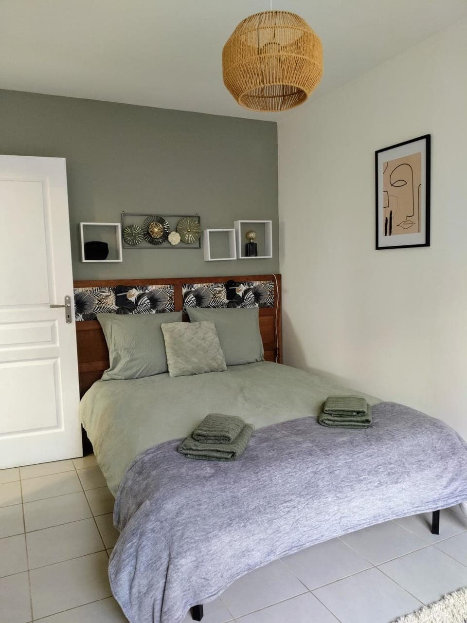 Bed, Photo of the whole room, Bedroom, towels