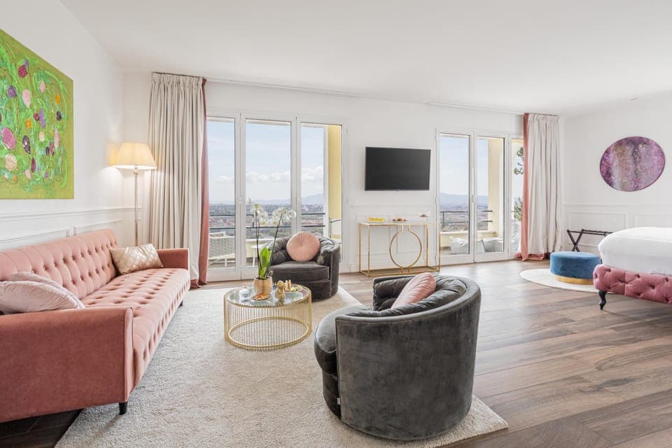 TV and multimedia, Living room, Photo of the whole room, Seating area