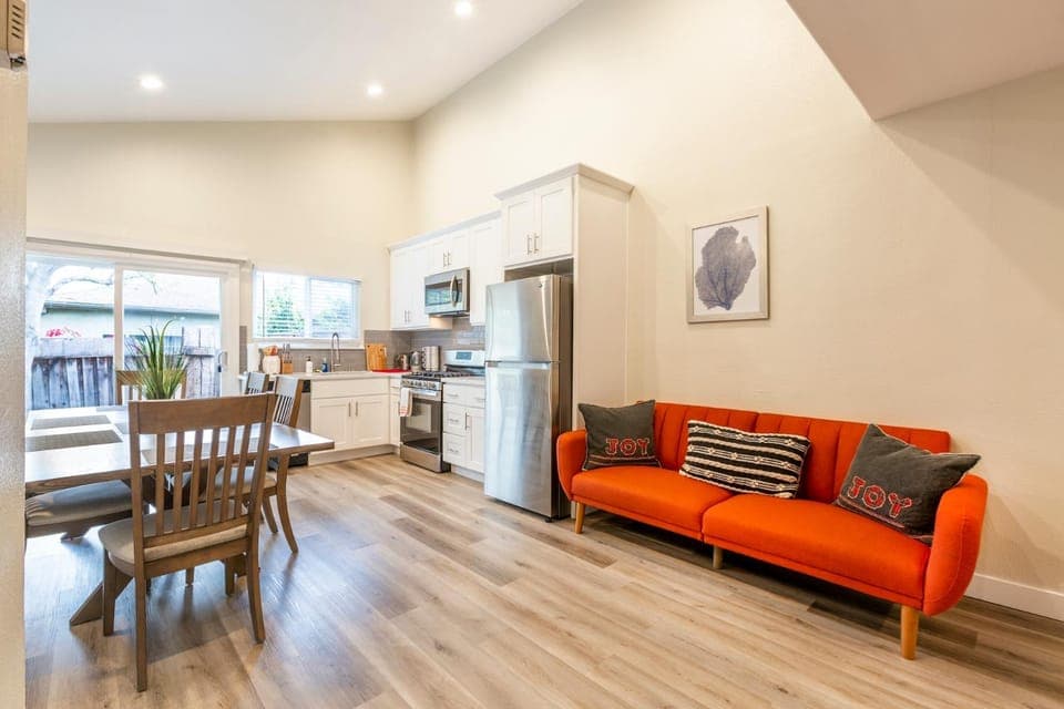 Kitchen or kitchenette, Seating area, Dining area