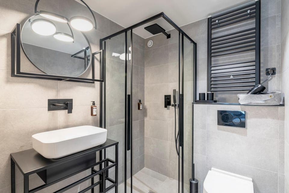 Shower, Toilet, Bathroom, towels