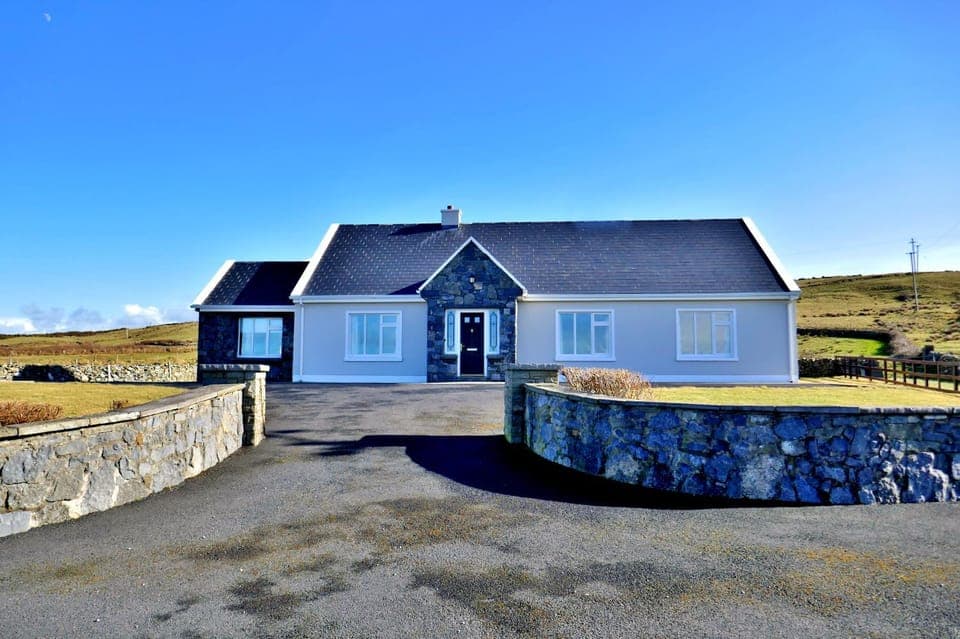 Property building, Day, Swimming pool