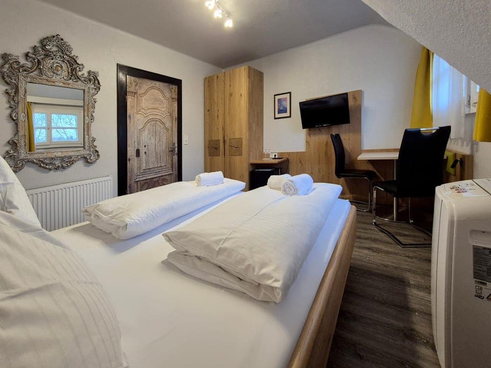 Bed, TV and multimedia, Photo of the whole room, Bedroom, wardrobe