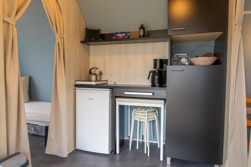 Coffee/tea facilities, Kitchen or kitchenette, Photo of the whole room, stove, toaster, kitchen