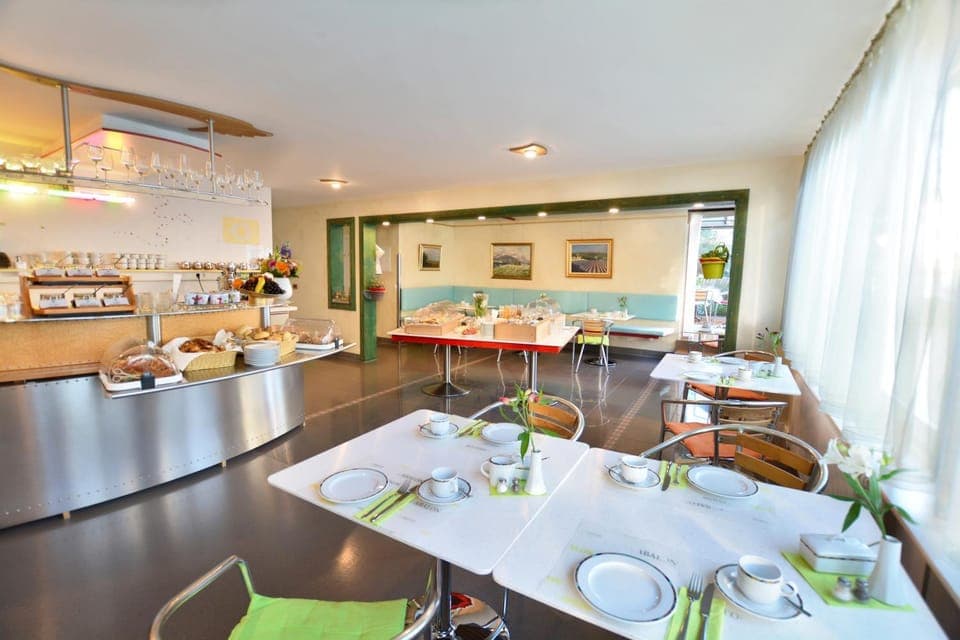 Restaurant/places to eat, Food and drinks, Banquet/Function facilities, Seating area, Dining area, Food, Buffet breakfast