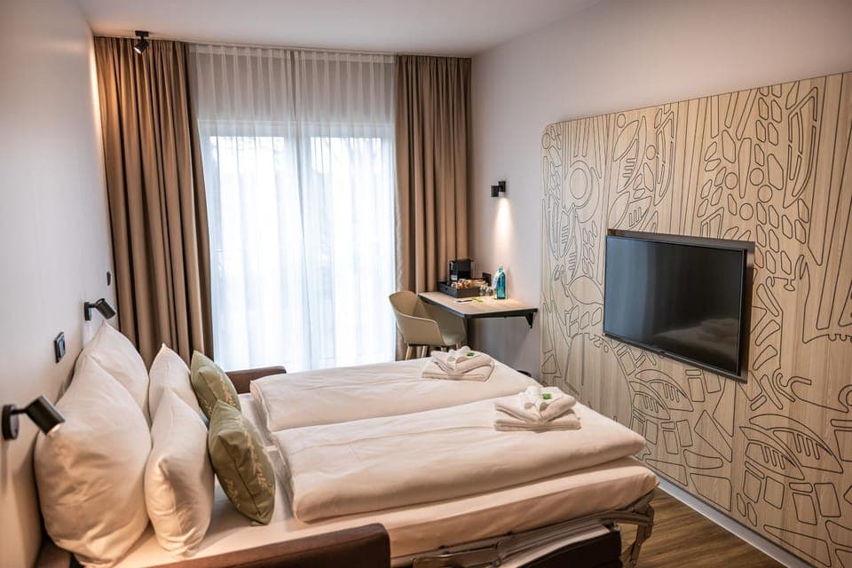 Bed, TV and multimedia, Seating area, Bedroom