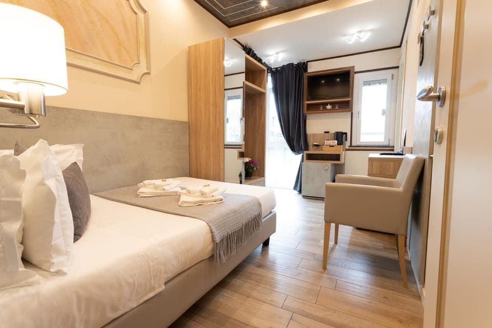 Bed, TV and multimedia, Coffee/tea facilities, Balcony/Terrace, Food and drinks, Photo of the whole room, Bedroom, Food, Breakfast, Drinks, Non alcoholic drinks, hair dresser, internet, locker, oven, room service, towels, wardrobe, air conditioner