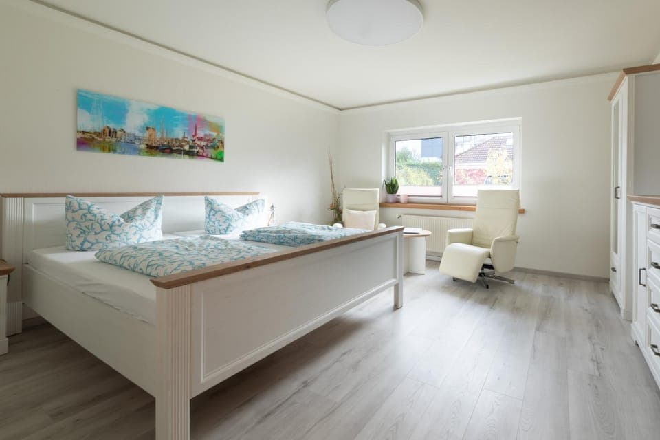 Living room, Bedroom, Garden view