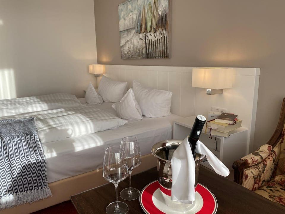 Bed, Photo of the whole room, Decorative detail, Bedroom