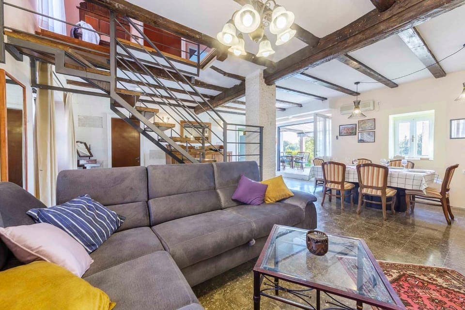 Seating area, Dining area