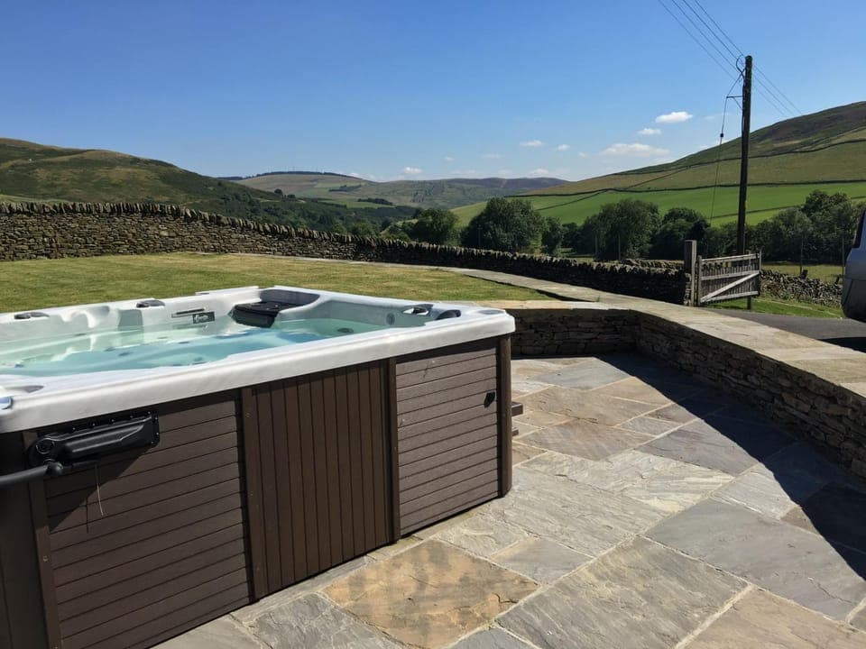 Property building, Natural landscape, Garden, Garden, Hot Tub, Mountain view, Parking