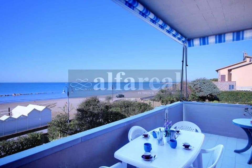 Natural landscape, View (from property/room), Balcony/Terrace, Dining area, Beach, Sea view