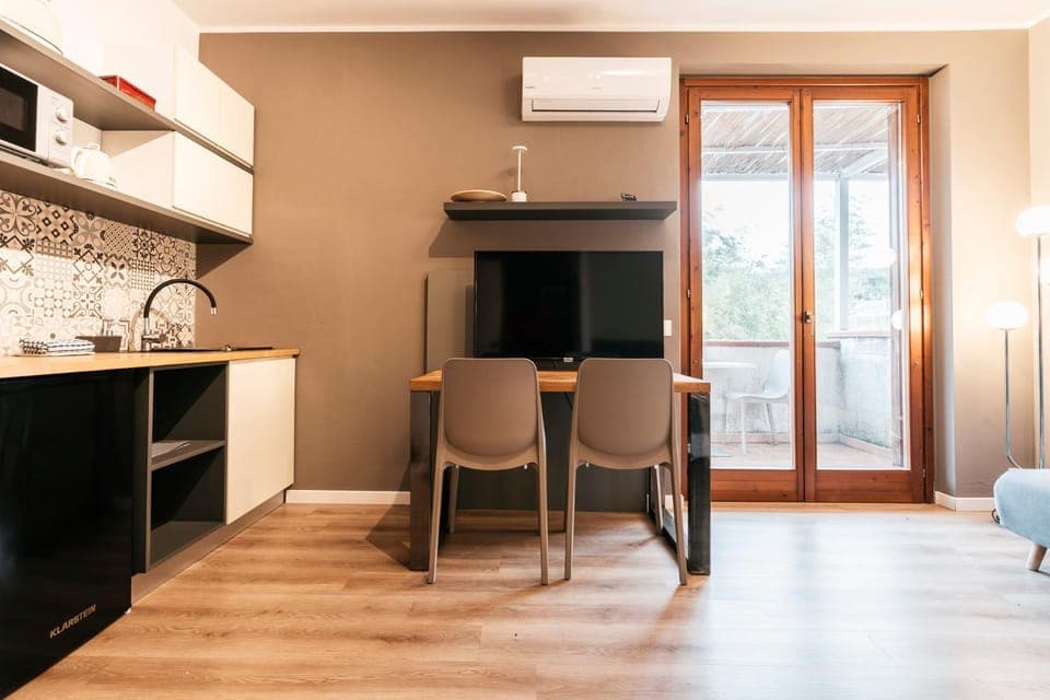 TV and multimedia, Coffee/tea facilities, Seating area, minibar, toaster, kitchen, air conditioner