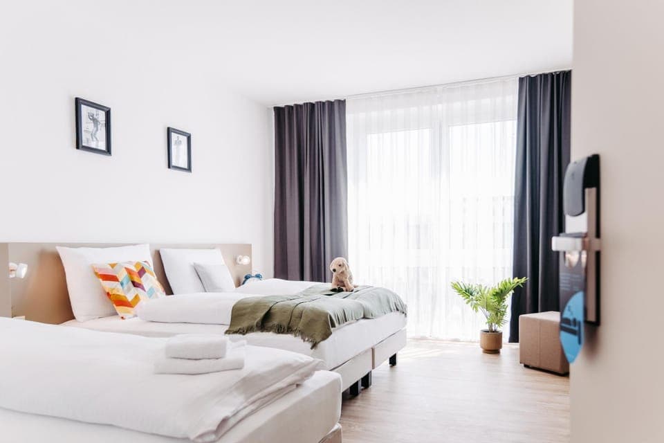 Bed, TV and multimedia, Living room, Photo of the whole room, Seating area, Bedroom, towels