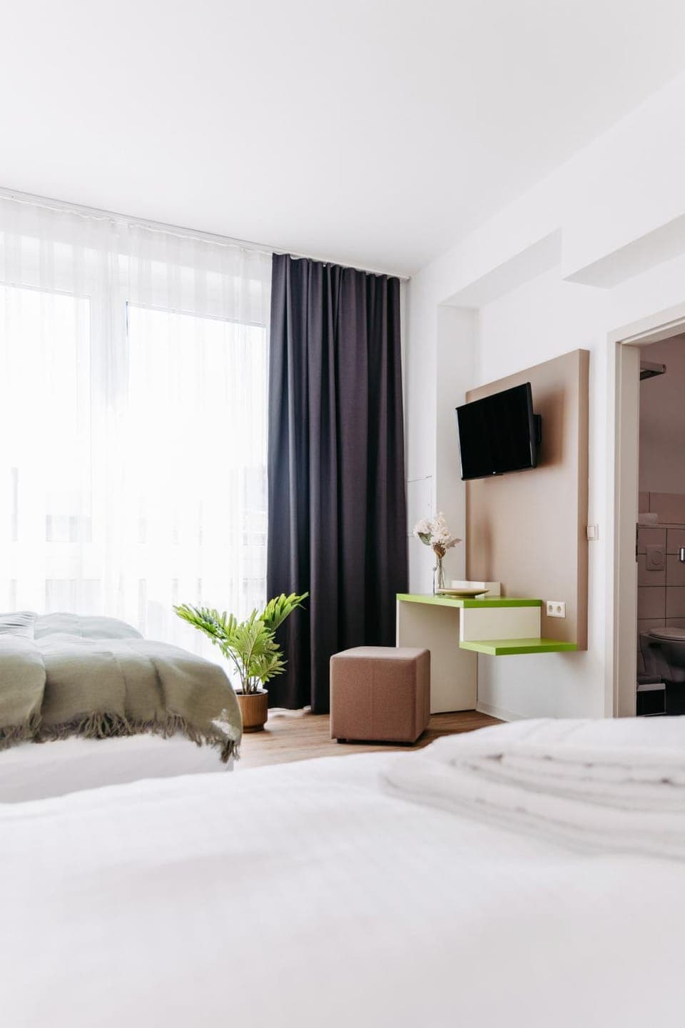 Bed, TV and multimedia, Photo of the whole room, Evening entertainment, Bedroom