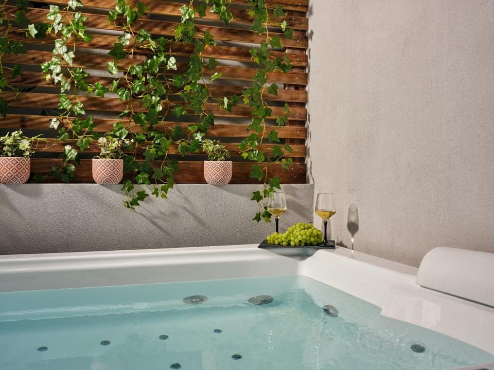 Place of worship, Garden, Hot Tub, Balcony/Terrace, Swimming pool