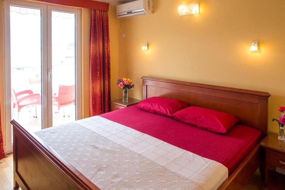 Bed, Photo of the whole room, Bedroom, hair dresser, safe, air conditioner