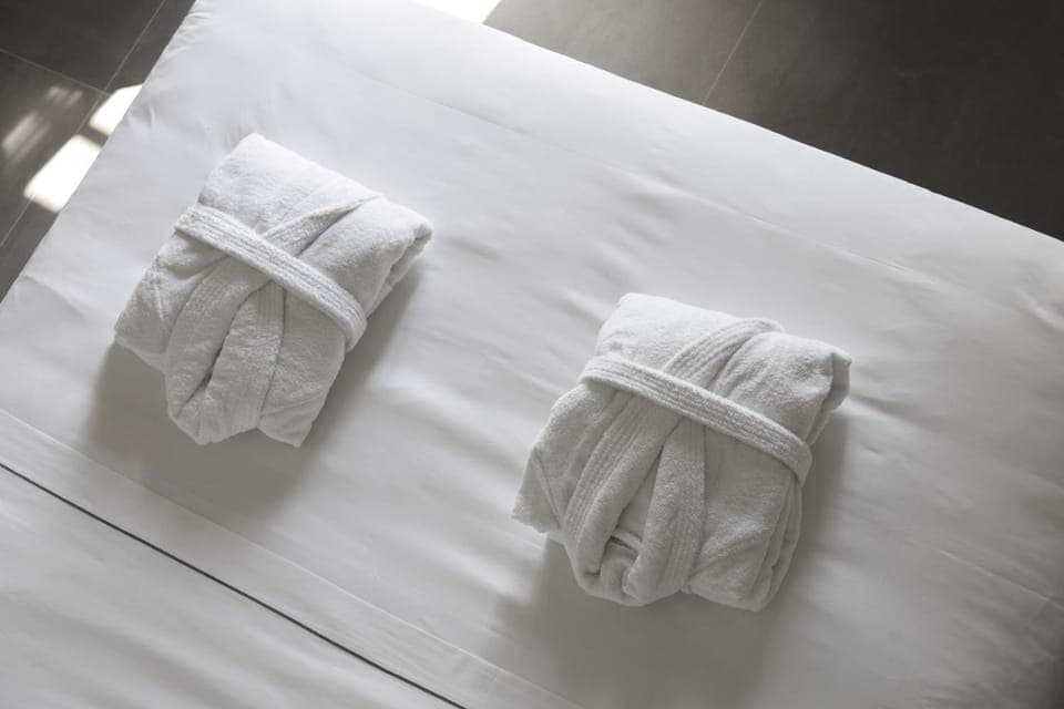 Bed, Bedroom, towels