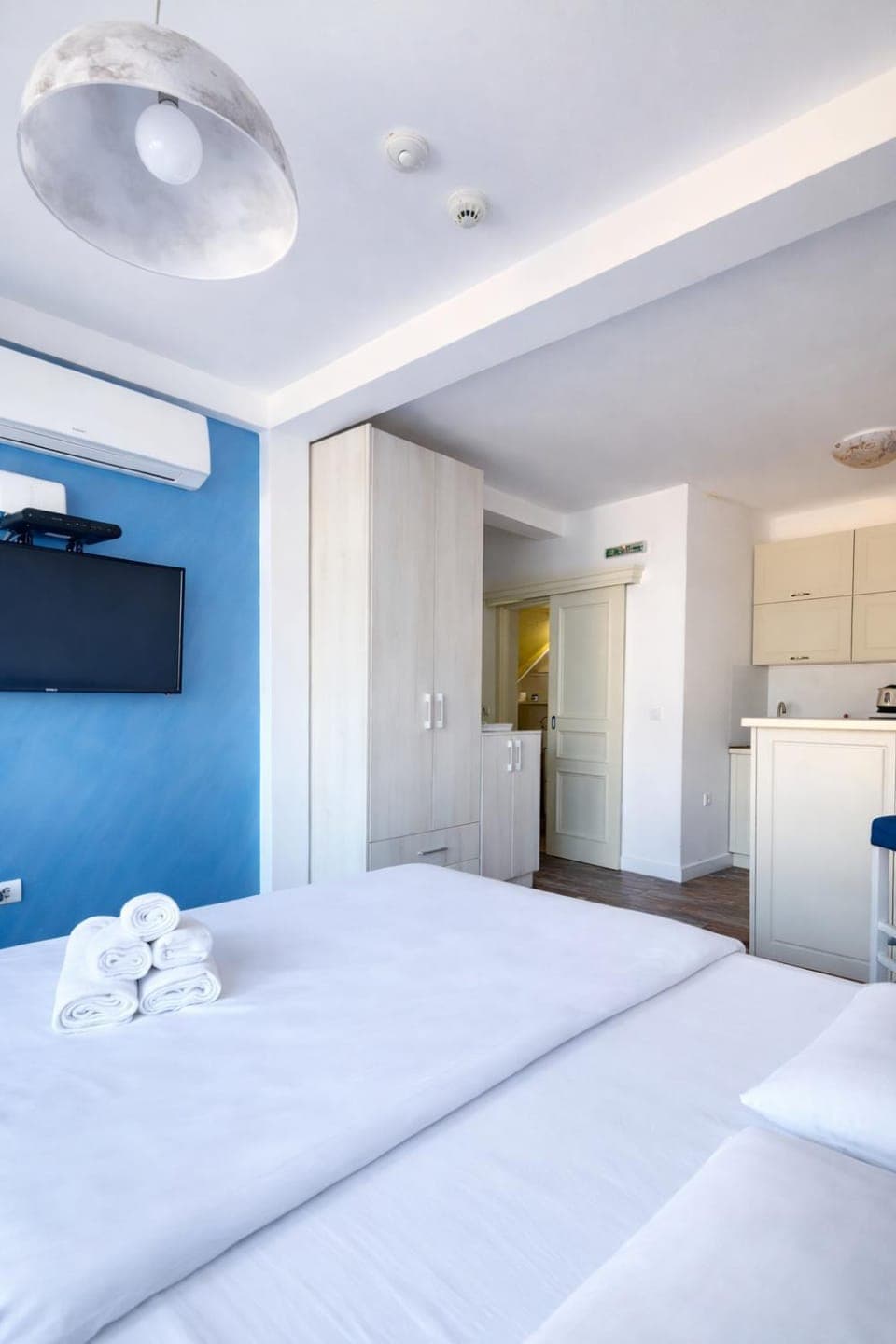 Bed, Photo of the whole room