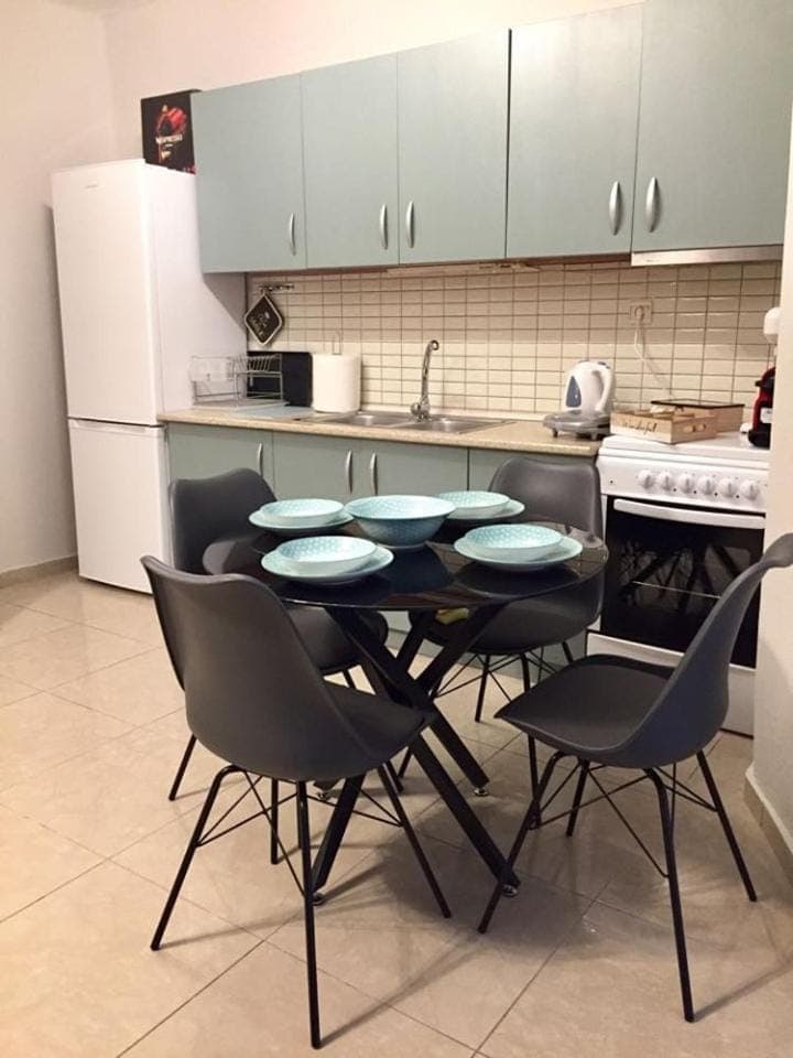 Kitchen or kitchenette, Dining area