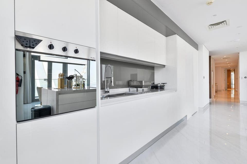 Kitchen or kitchenette, minibar