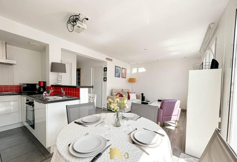 Kitchen or kitchenette, Living room, Seating area, Dining area, minibar, oven, pet friendly, toaster