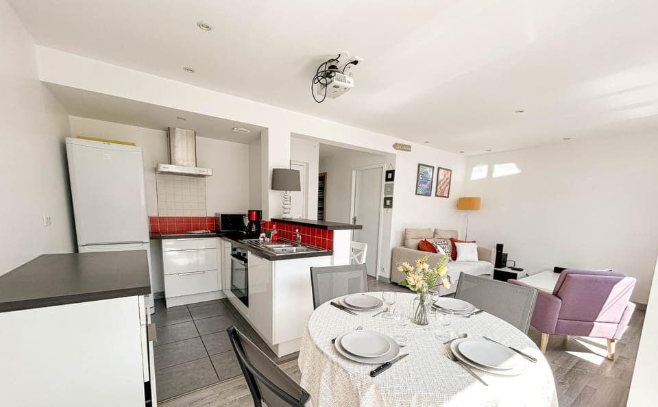 Coffee/tea facilities, Kitchen or kitchenette, Living room, Seating area, Dining area, minibar, pet friendly, toaster