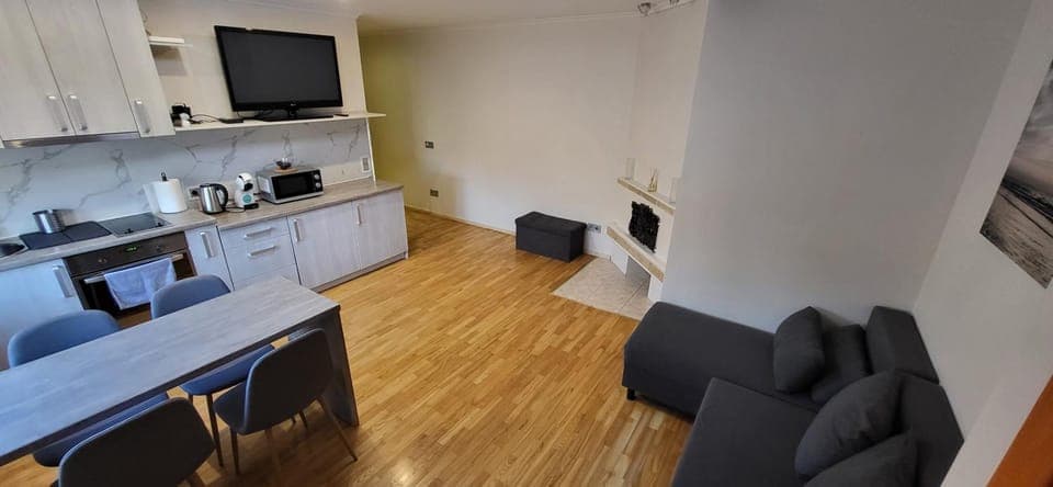 Communal lounge/ TV room, TV and multimedia, Coffee/tea facilities, Dining area, microwave, oven, stove, kitchen