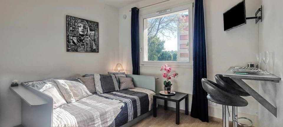 Bed, TV and multimedia, Living room, Photo of the whole room, Seating area, Bedroom, Garden view