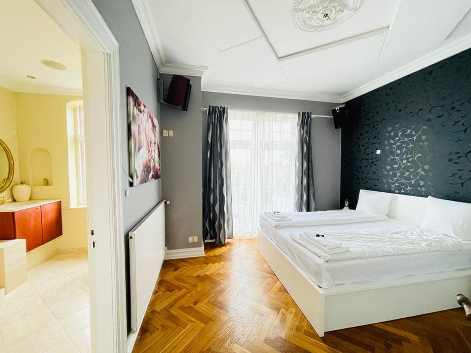 Bed, Photo of the whole room, Bedroom, towels