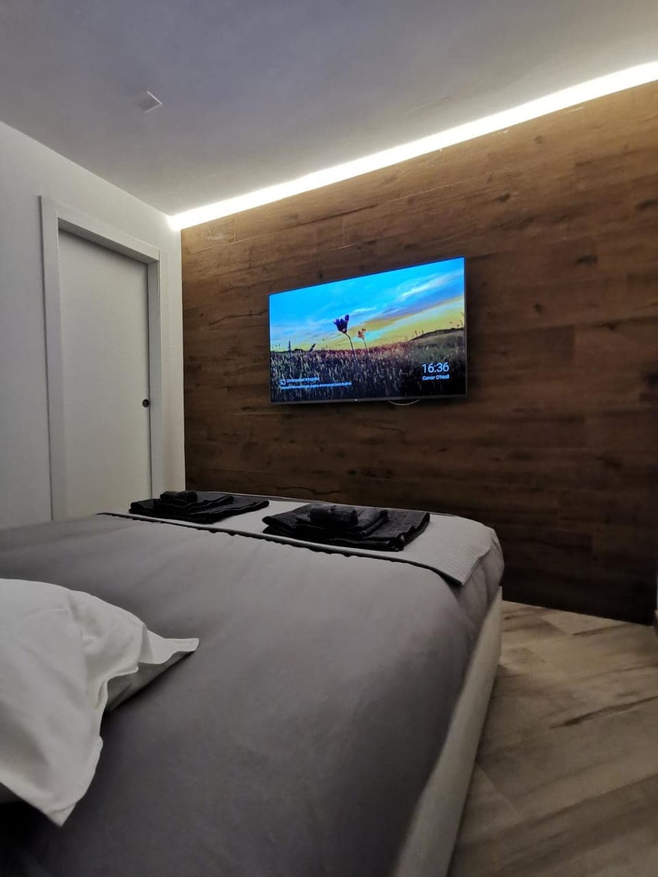 Bed, TV and multimedia, Bedroom