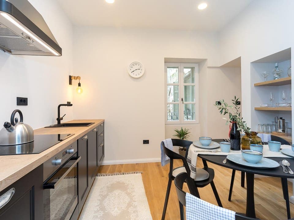 Kitchen or kitchenette, Dining area