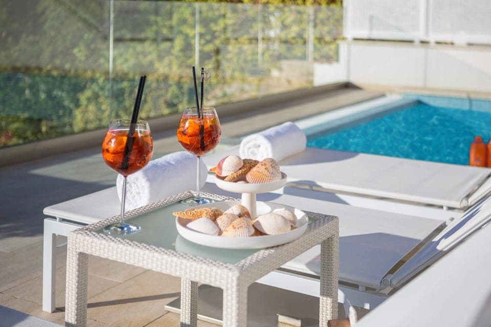 Property building, Patio, Day, Summer, Garden, Balcony/Terrace, Food and drinks, Food, Pool view, Swimming pool, Swimming pool, Drinks, sunbed