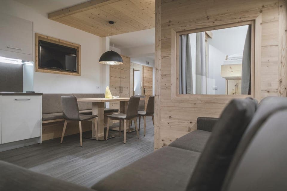 TV and multimedia, Living room, Seating area, Dining area