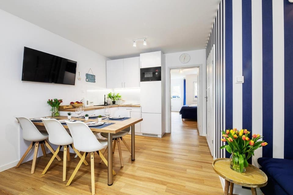 TV and multimedia, Kitchen or kitchenette, Living room, Food and drinks, Photo of the whole room, Decorative detail, Seating area, Dining area, Pets, Family, Quiet street view