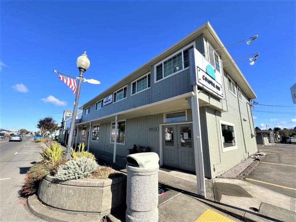 Property building, Day, Windsurfing, Street view, Parking