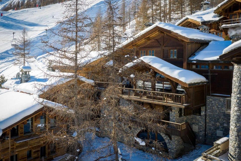 Property building, Day, Natural landscape, Winter, Mountain view