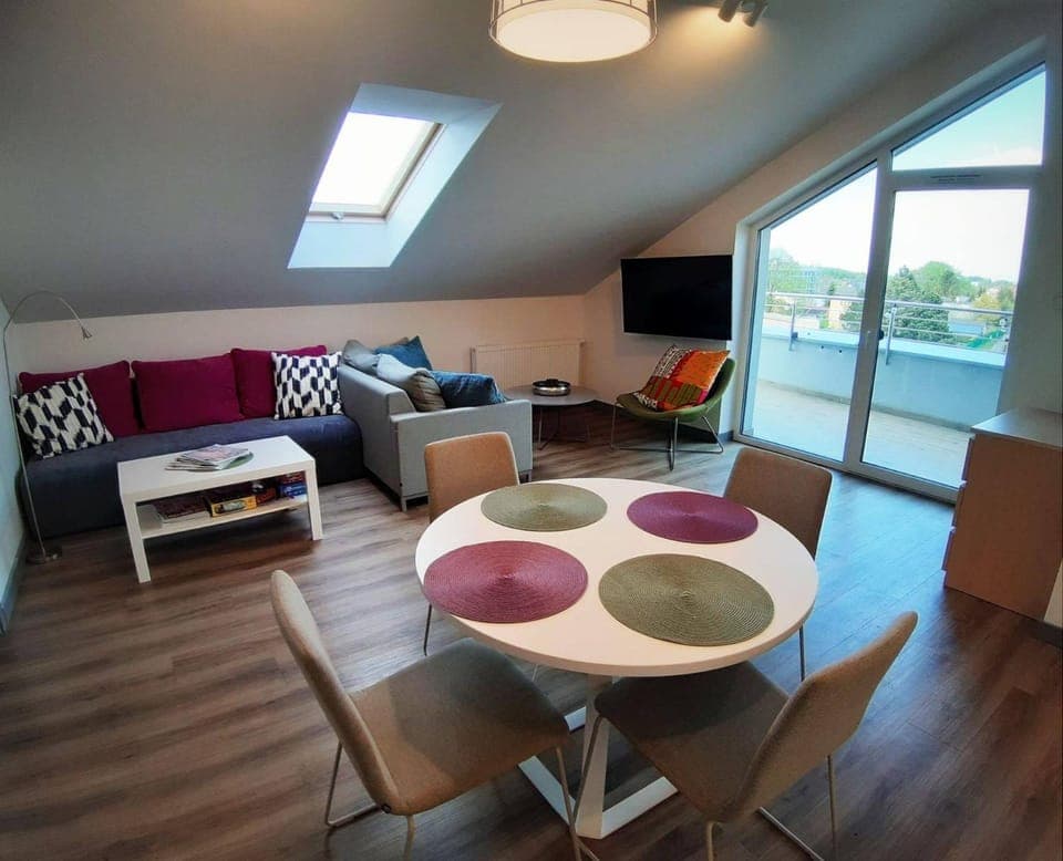 Communal lounge/ TV room, Bed, TV and multimedia, Living room, Photo of the whole room, Seating area