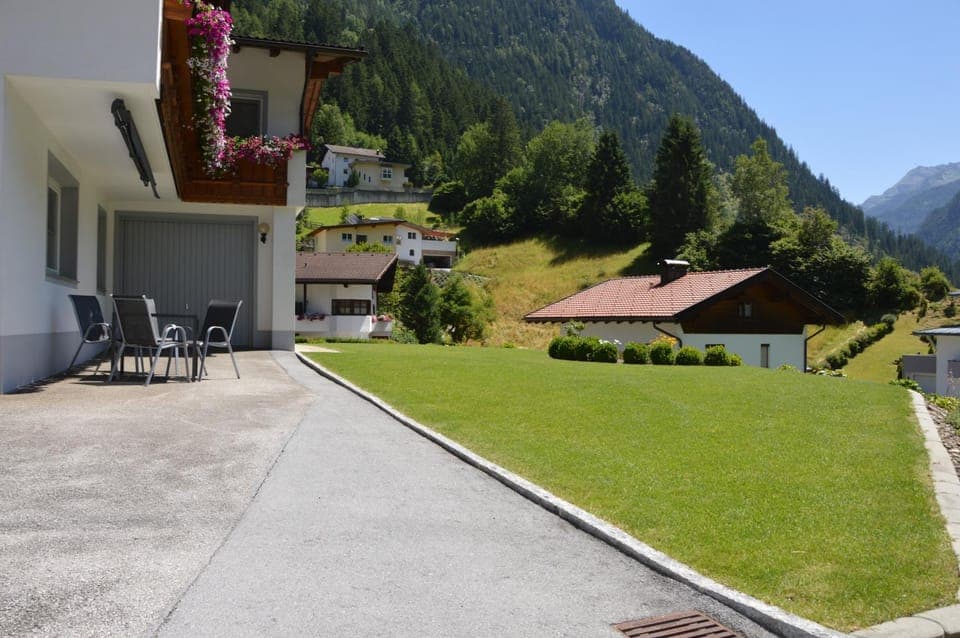 Property building, View (from property/room), Balcony/Terrace