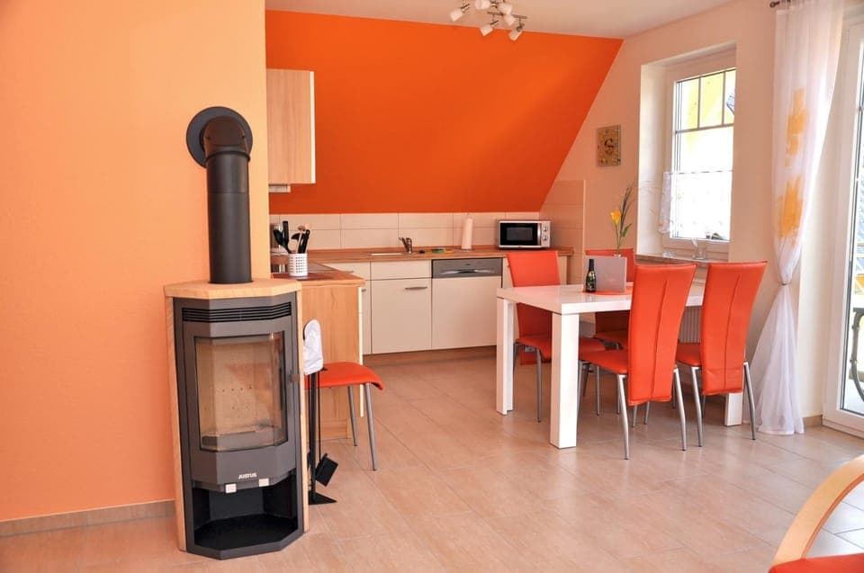 Kitchen or kitchenette, Dining area