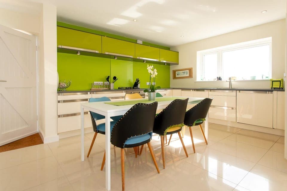 Kitchen or kitchenette, Dining area