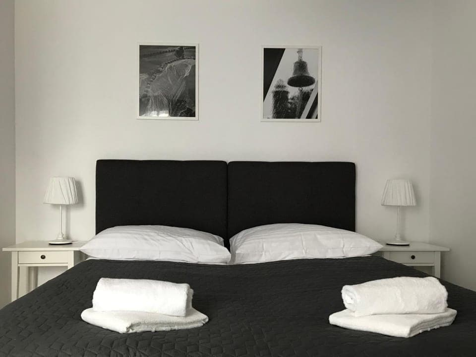 Bed, Bedroom, towels